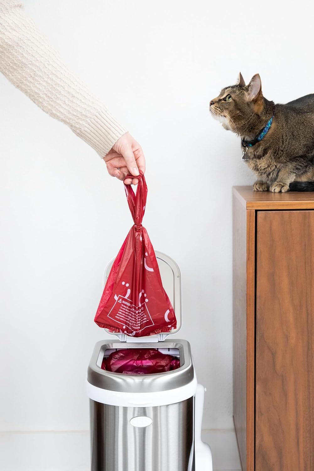 Ubbi Pet Waste Sacks, Lavender Scented Cat Litter Disposal Bags, Leak Proof and Easy Tie, 200 Count (Pack of 1) | Cat Litter & Dog Waste Disposal Bags, Leak-Proof Easy-Tie Tabs, Odor Control Bags, Made from 50% Recycled Materials