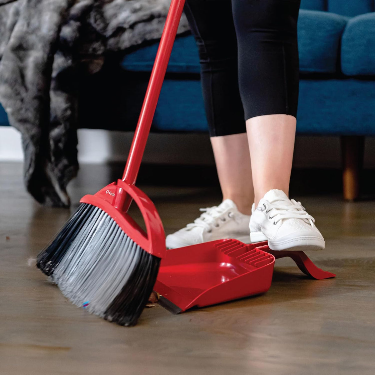 O-Cedar Pet Pro Broom with Step-On Dustpan | Removes over 99% of Dust & Dirt in One Sweep | Removes 3X More Pet Hair | Quiet Cleaning Tool for Cat and Dog Owners
