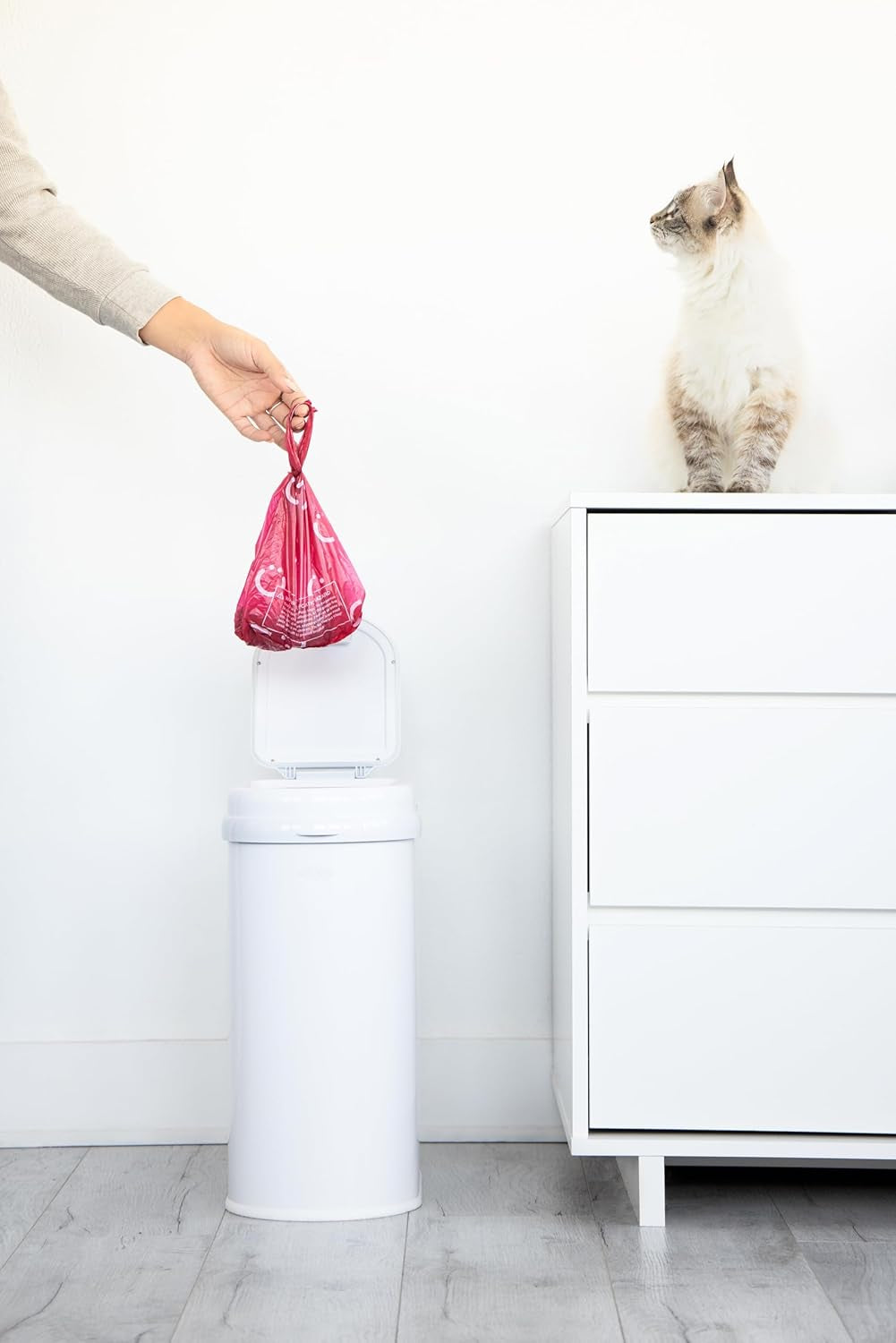 Ubbi Pet Waste Sacks, Lavender Scented Cat Litter Disposal Bags, Leak Proof and Easy Tie, 200 Count (Pack of 1) | Cat Litter & Dog Waste Disposal Bags, Leak-Proof Easy-Tie Tabs, Odor Control Bags, Made from 50% Recycled Materials