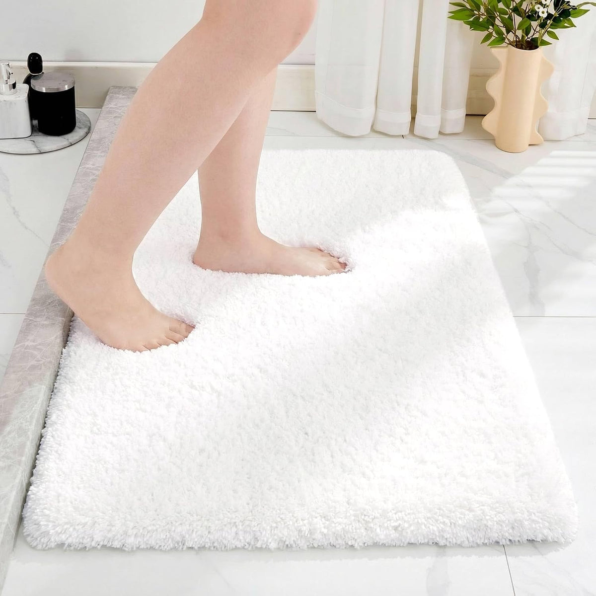 Disolla White Bathroom Rugs 20X32, Microfiber Non-Slip Plush Thick Bath Mat