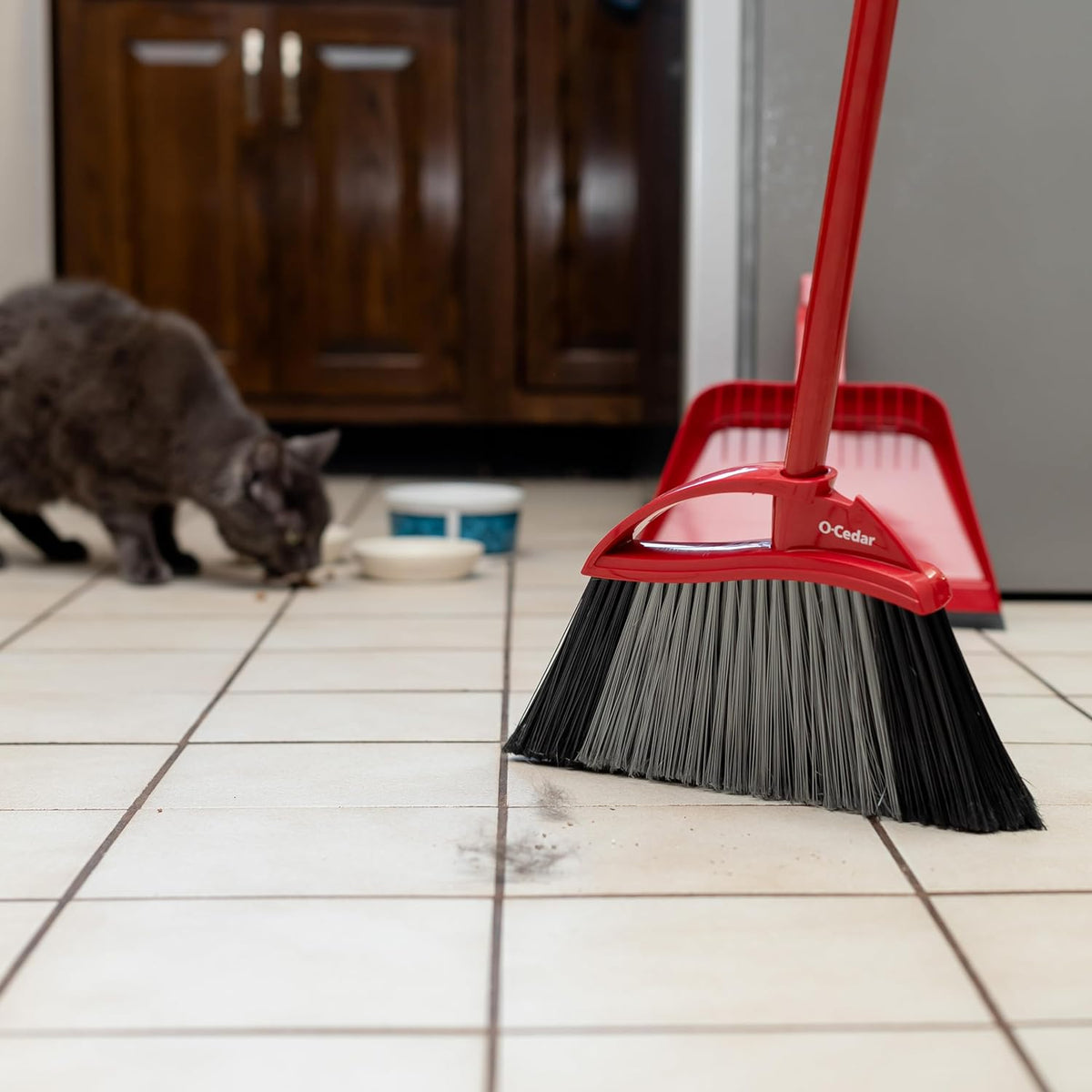 O-Cedar Pet Pro Broom with Step-On Dustpan | Removes over 99% of Dust & Dirt in One Sweep | Removes 3X More Pet Hair | Quiet Cleaning Tool for Cat and Dog Owners