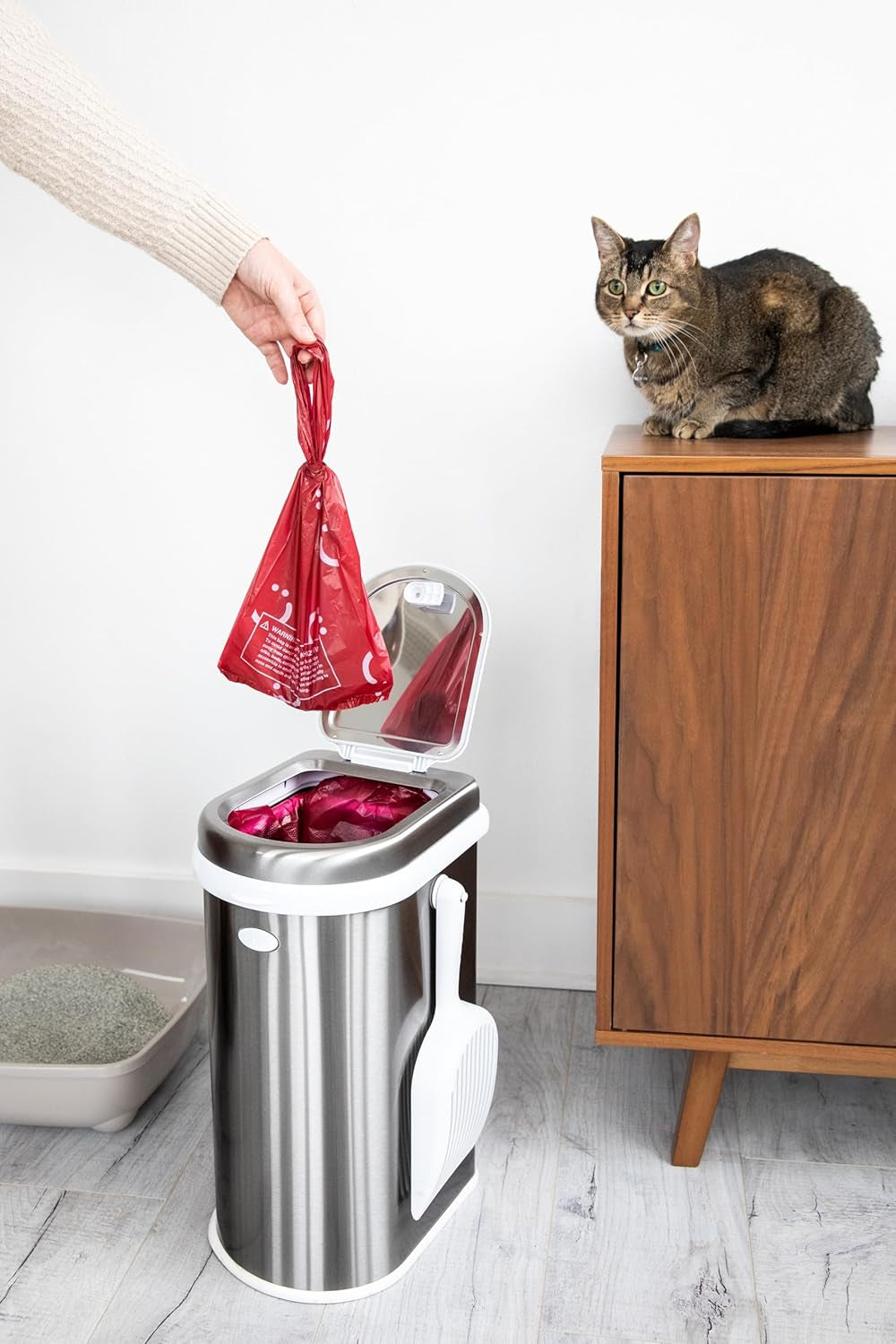 Ubbi Pet Waste Sacks, Lavender Scented Cat Litter Disposal Bags, Leak Proof and Easy Tie, 200 Count (Pack of 1) | Cat Litter & Dog Waste Disposal Bags, Leak-Proof Easy-Tie Tabs, Odor Control Bags, Made from 50% Recycled Materials