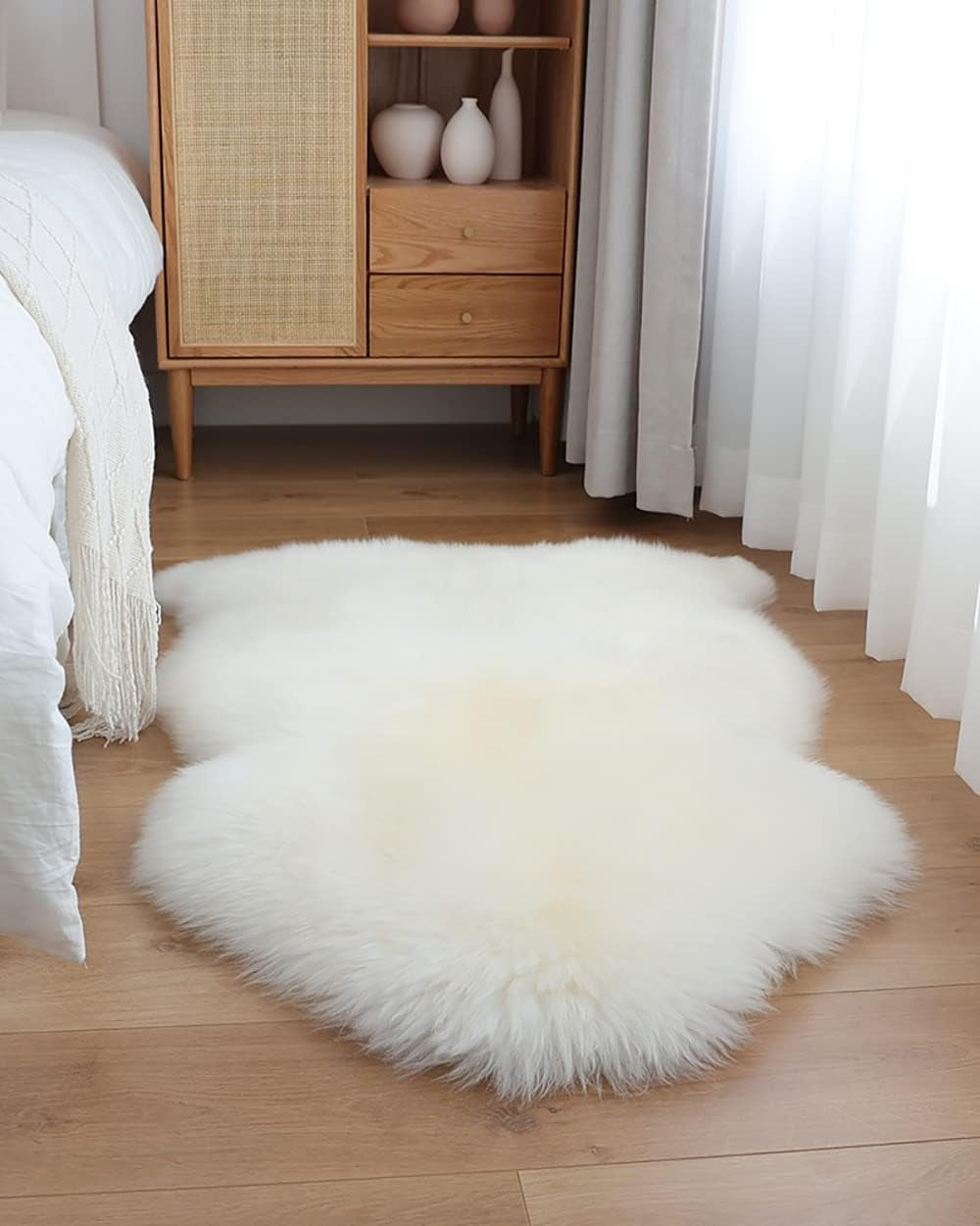 HUAHOO Premium Genuine Sheepskin Rug Real Australia Sheepskin Natural Luxury Fluffy Lambskin Fur Area Rug Seat Covers for Kids Bedroom Sofa Chair Cover Pets Dogs Mat Single Pelt/2'X 3' White/Ivory