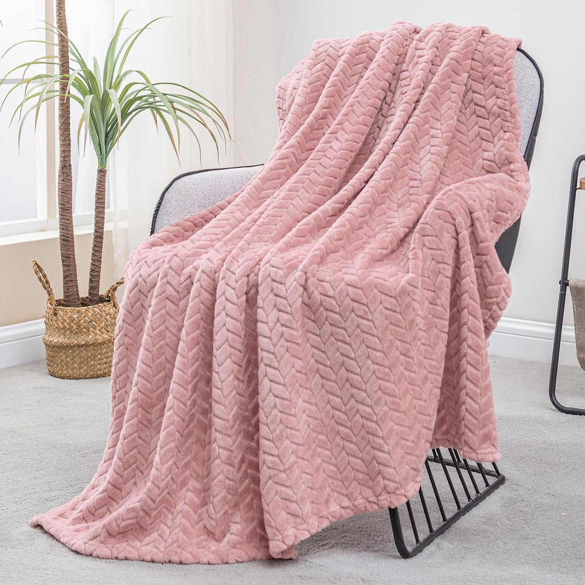 Exclusivo Mezcla Fuzzy Large Fleece Throw Blanket for Couch, Dusty Pink
